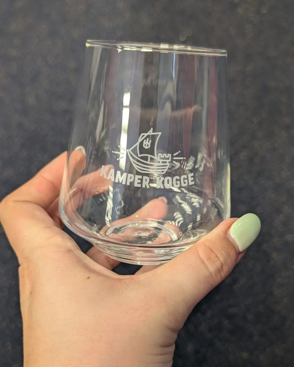 Een glas uit de Hanzeschatten, met de Kamper Kogge erop