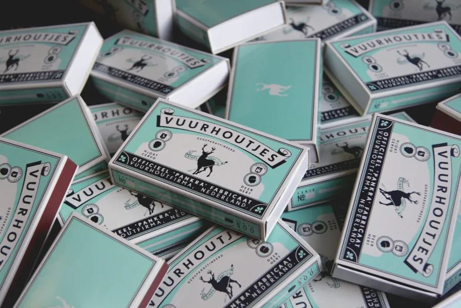 Merchandise, eigen werk Pankra: vuurhoutjes, luciferdoosjes in eigen ontwerp