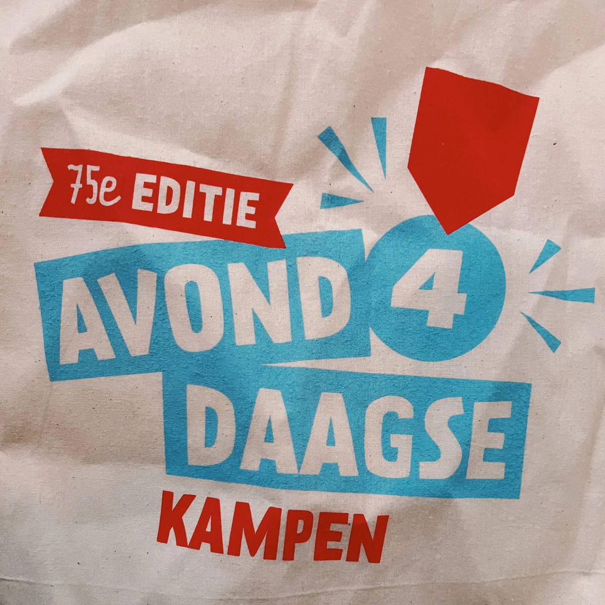 Logo en huisstijl 75e editie Avond4daagse Kampen, op een katoenen tas