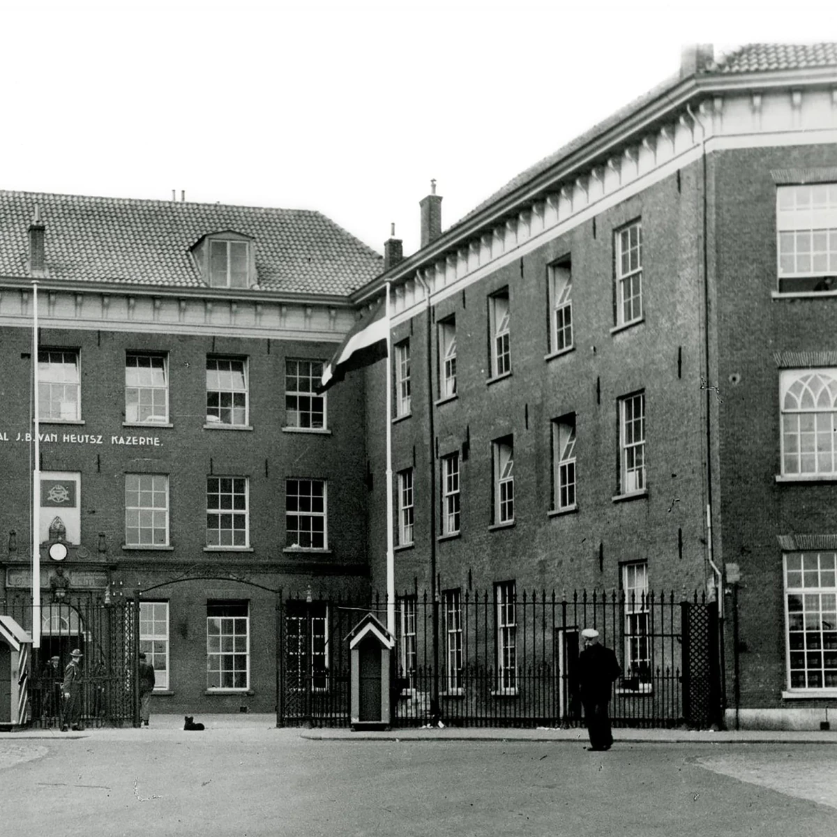 Huisstijl Stadskazerne, de oude Van Heutszkazerne in Kampen, historische foto
