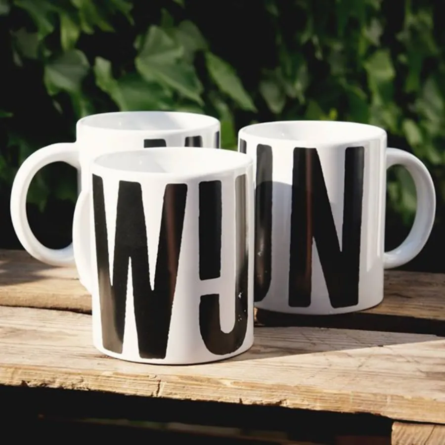 Merchandise, productontwerp en typografie, mokken met het woord WIJN