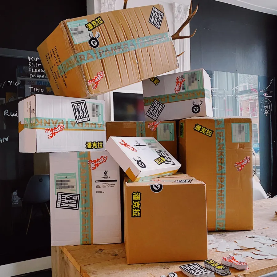 Merchandise en verpakkingsontwerp, verzenddozen met stickers